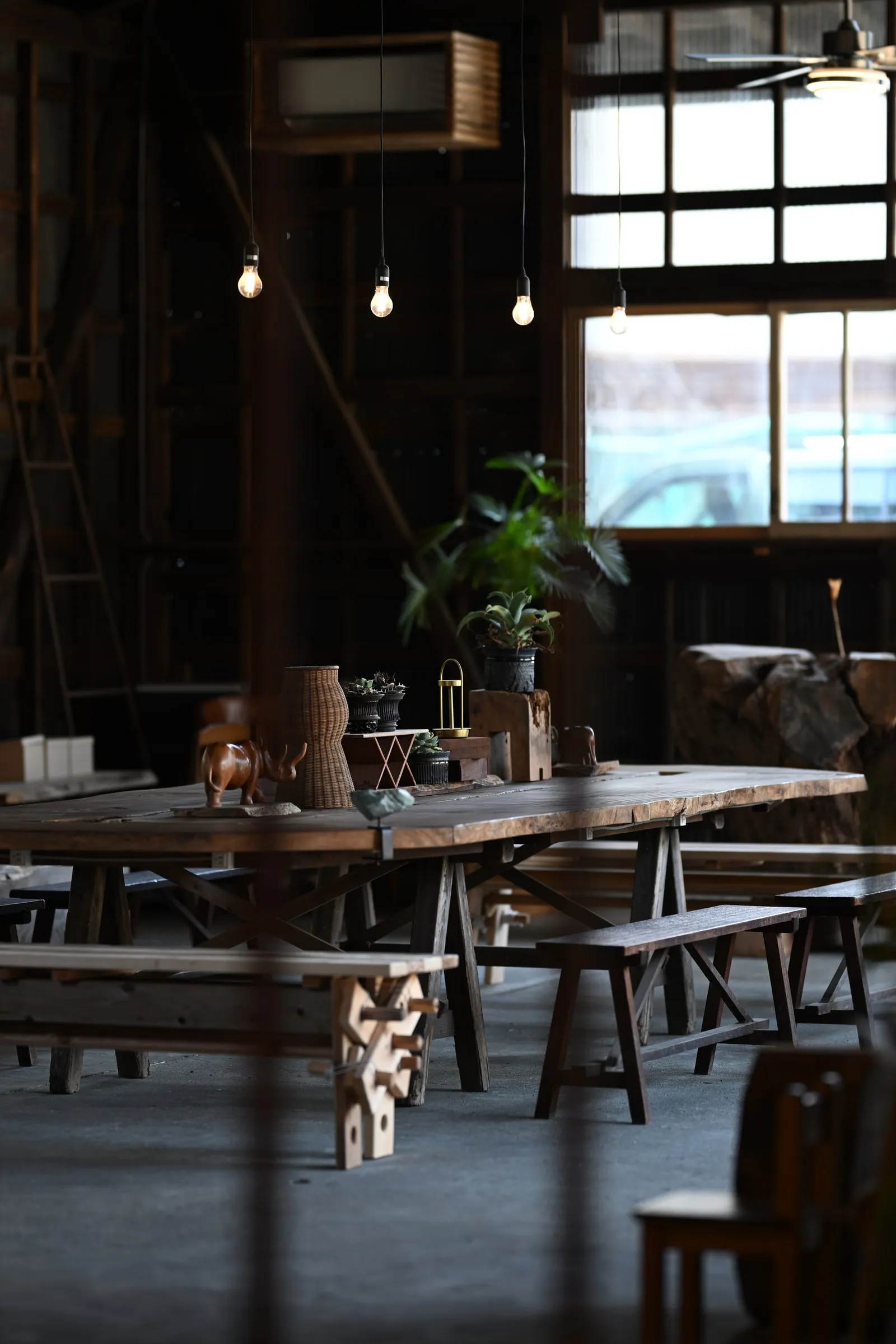 窓辺に設けられたTree⇄Wood Coffeeの客席