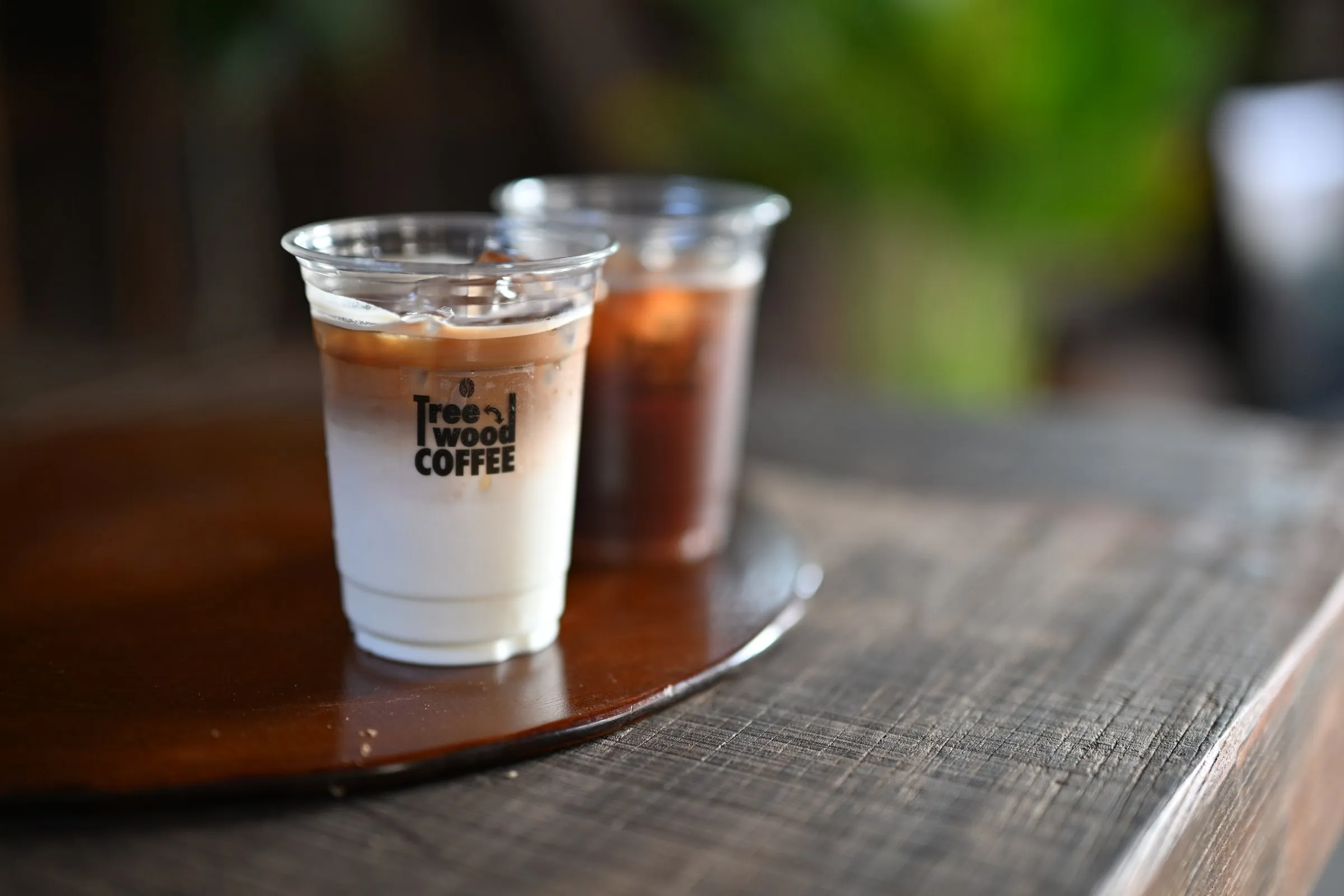 木のテーブルに並ぶTree⇄Wood Coffeeのアイスドリンク
