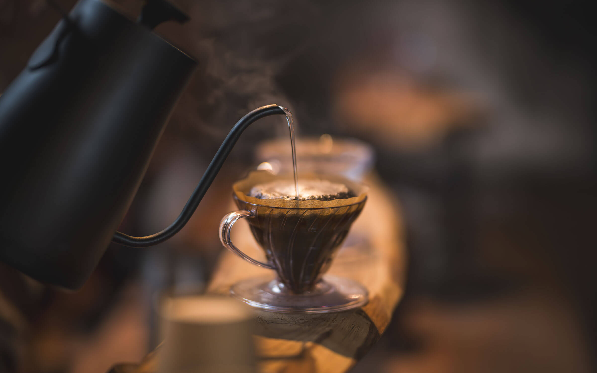 Tree⇄Wood Coffeeでコーヒーをハンドドリップする様子