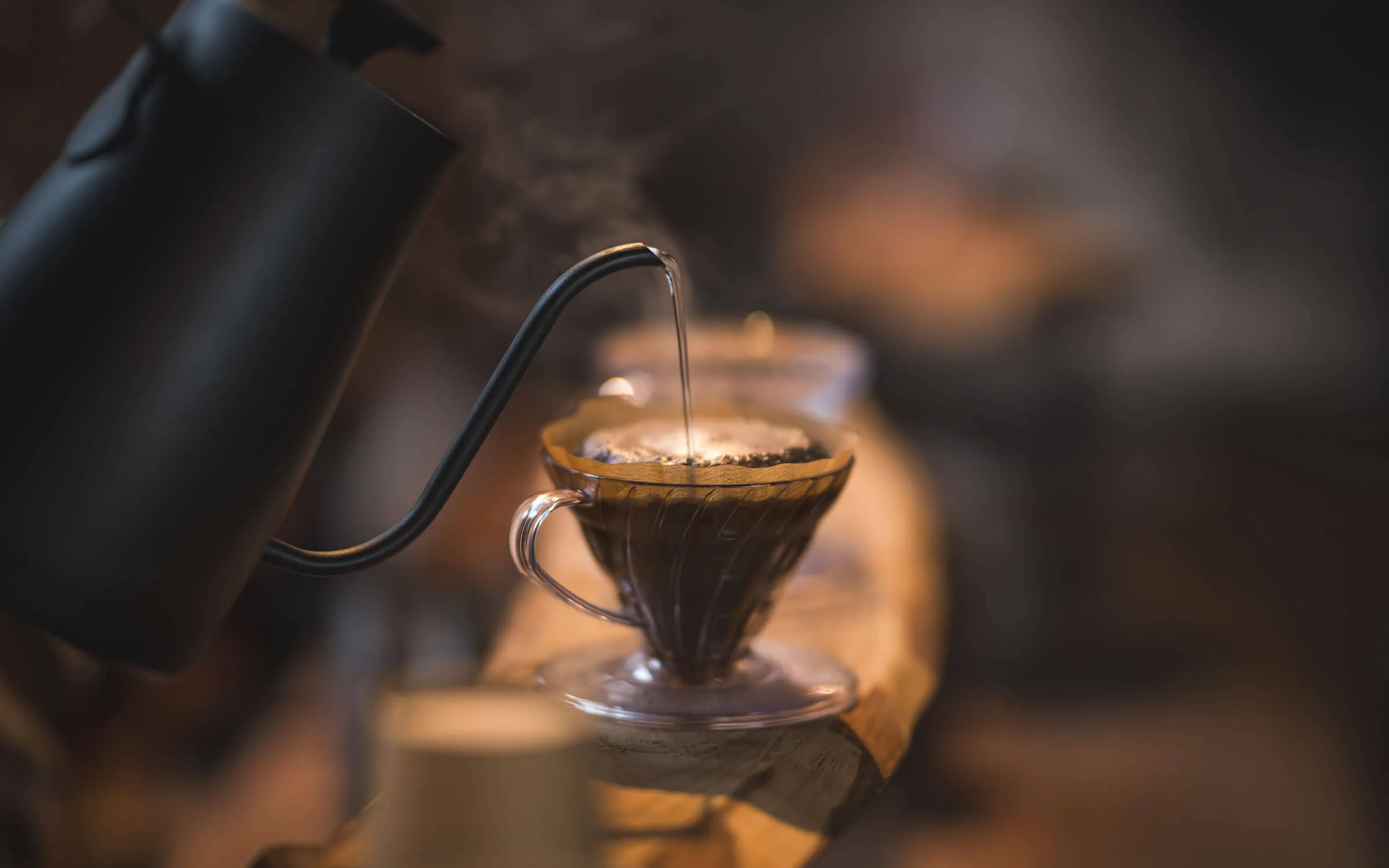 Tree⇄Wood Coffeeでコーヒーをハンドドリップする様子