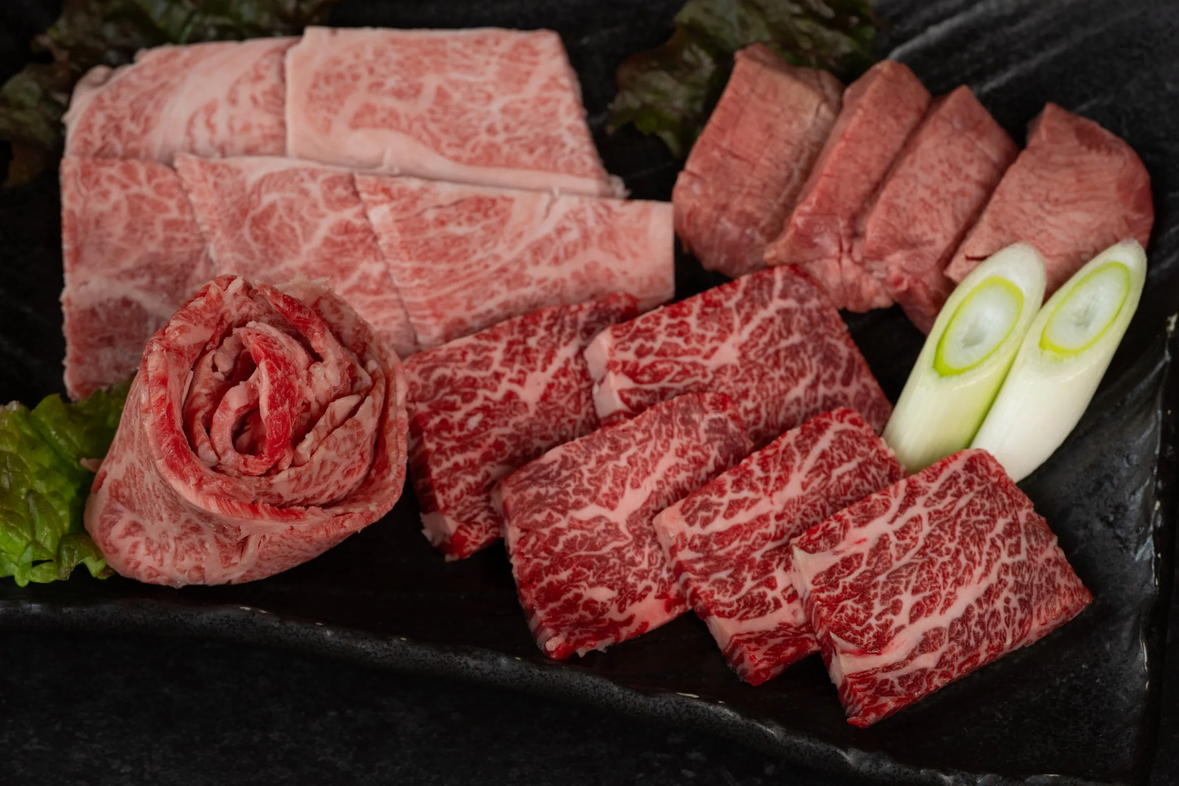 皿に盛り付けられたひまわり亭の焼肉用の肉