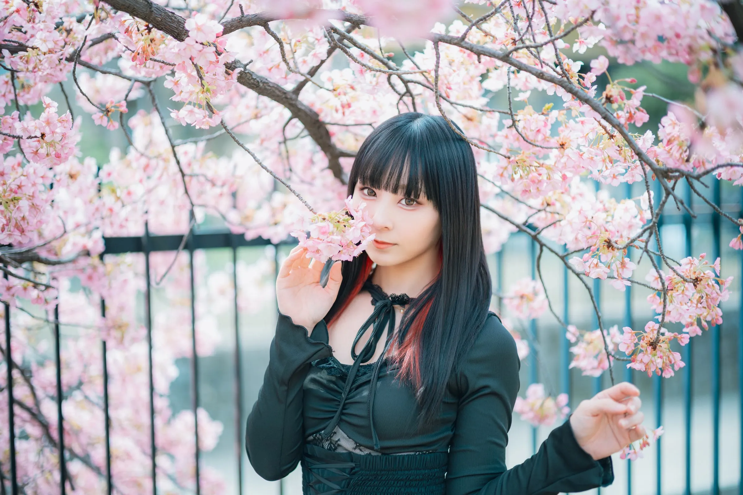 花の前でポーズをとるモデルを写したレンズ作例