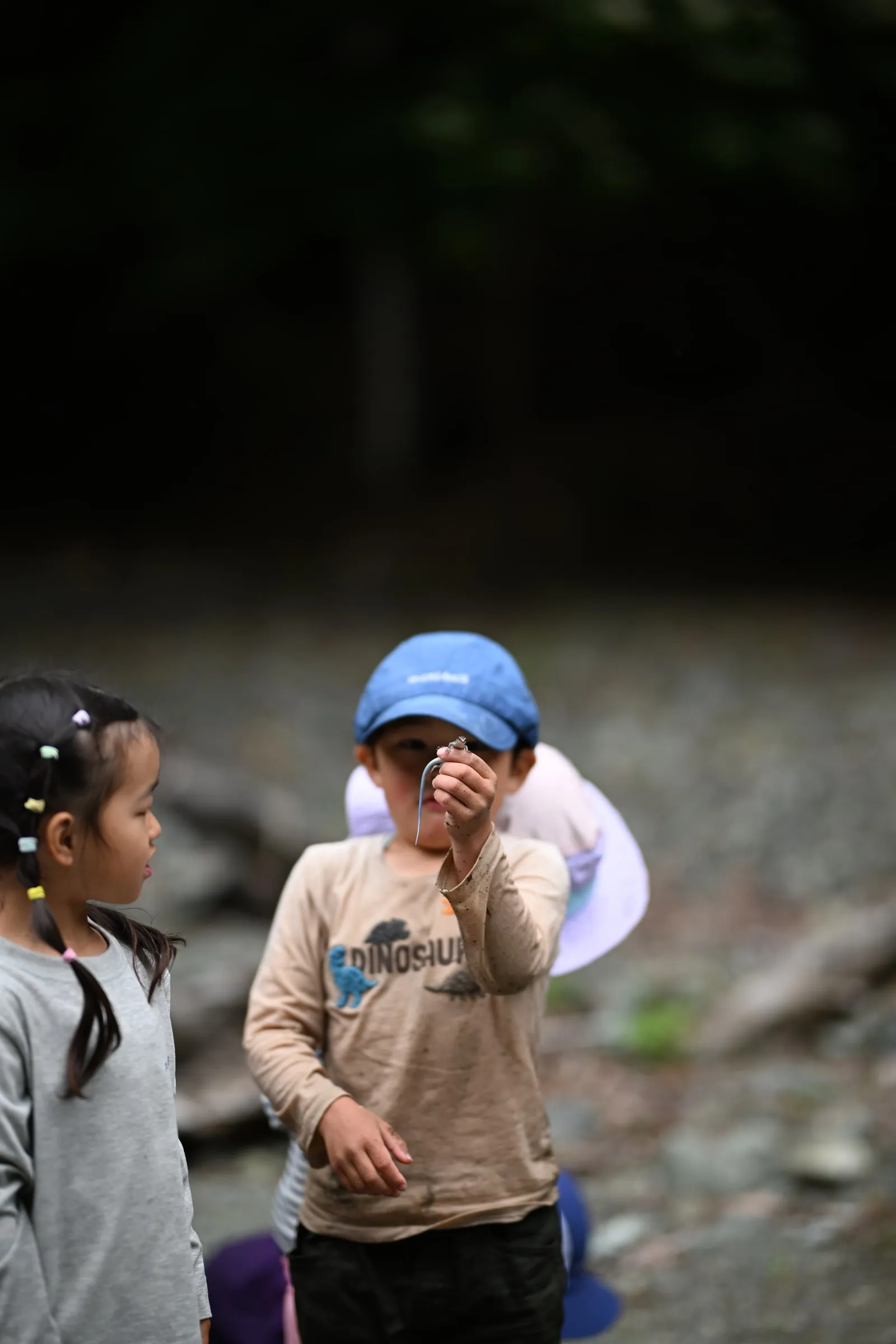 屋外で並んで過ごす子どもたち