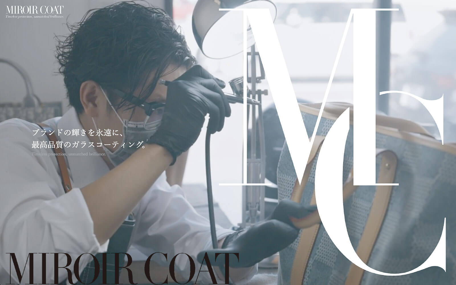 MIROIR COATのロゴと、ガラスコーティングを施す職人