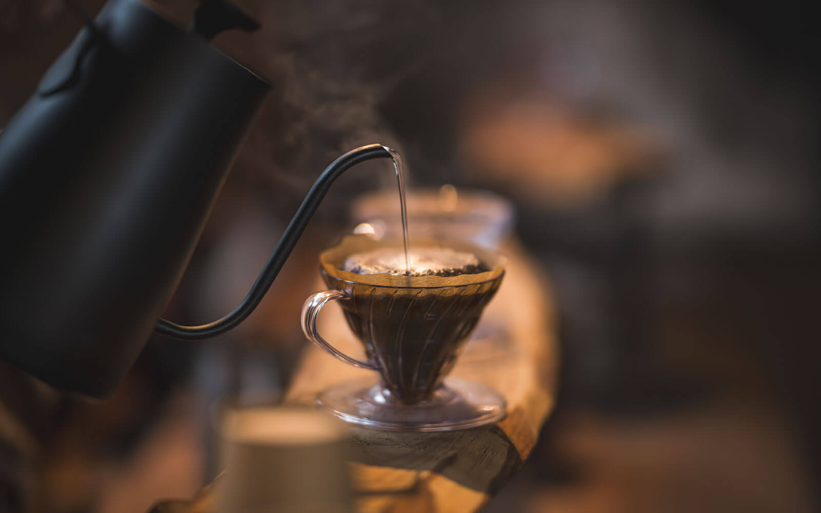 コーヒーをハンドドリップするTree⇄Wood Coffeeの店内