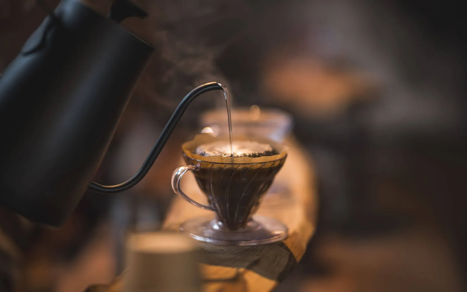 コーヒーをハンドドリップするTree⇄Wood Coffeeの店内