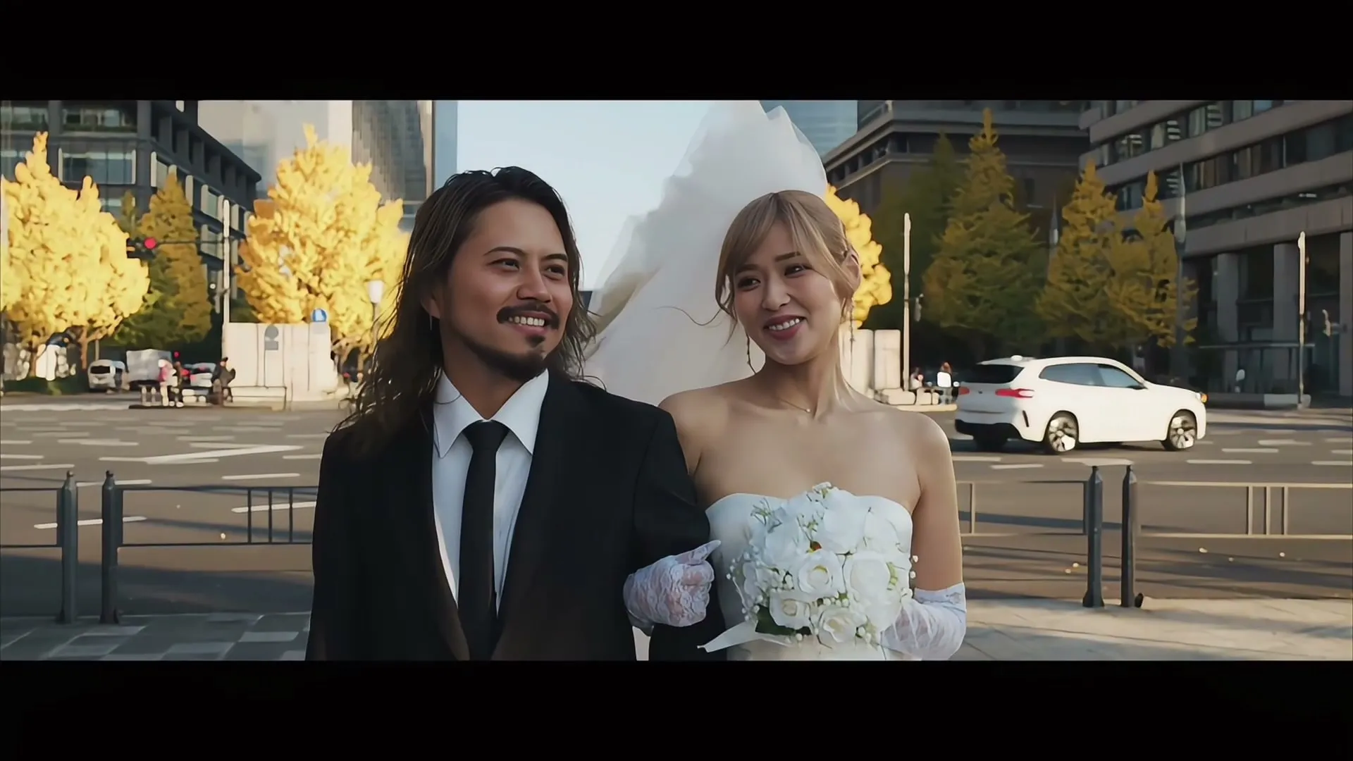 街中を歩く結婚式の衣装を着た二人